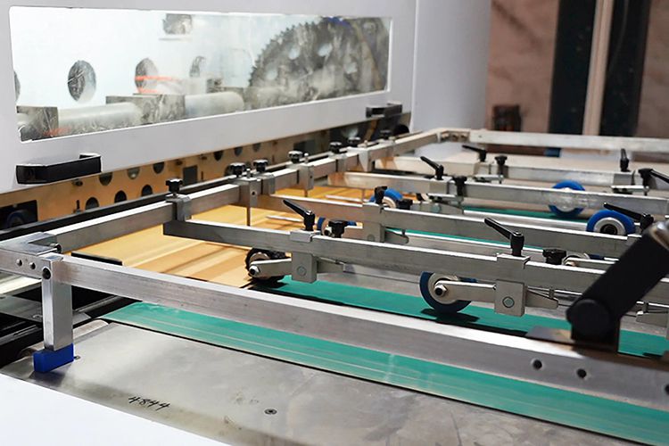 Corte de embalagens de papelão