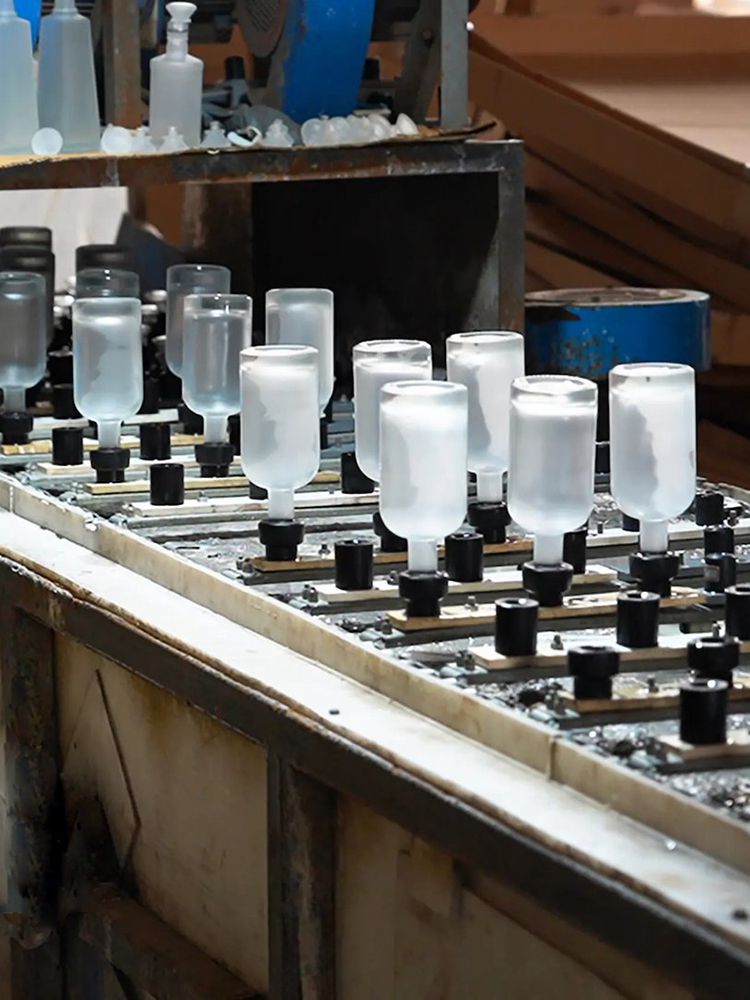 Oficina de processamento de garrafas de vidro fosco