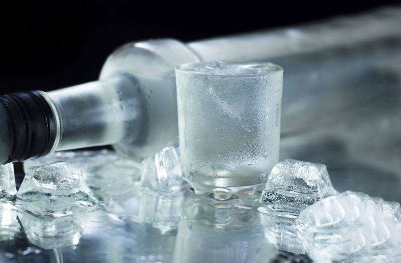 Por que as garrafas de vidro explodem quando colocadas no congelador